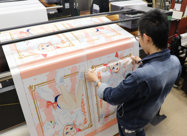 印刷機を操作するオペレーター