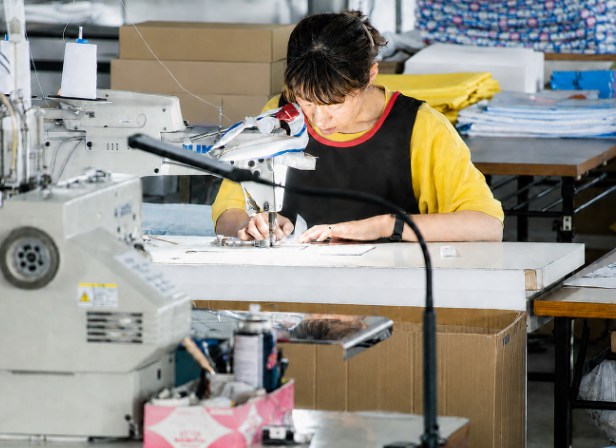 縫製作業を行うスタッフ